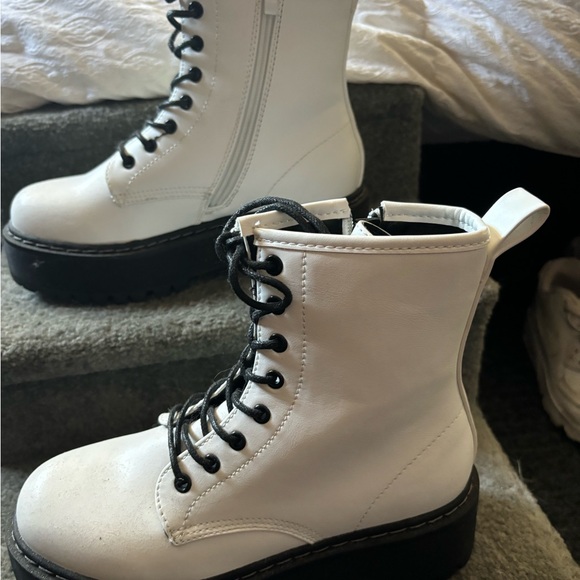 Womans Size 6 Steve Madden Betty White boots - Picture 2 of 8